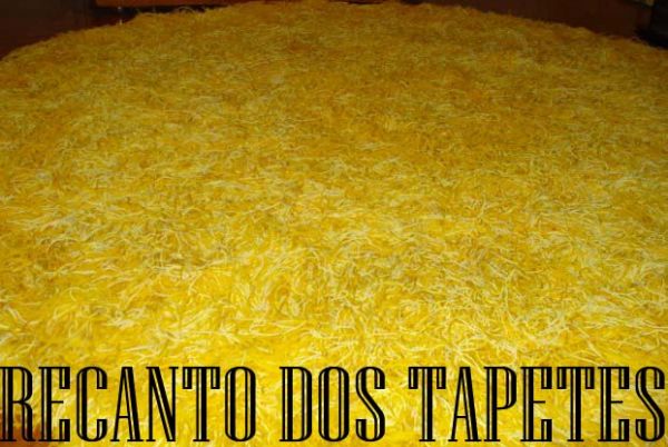 TAPETE MACARRÃO REDONDO AMARELO