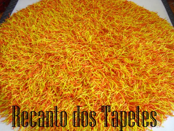 Tapete laranja com amarelo redondo